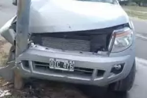 Feriado accidentado: conductor choc� contra un poste en el Ad�n Quiroga