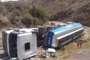 Volc� un cami�n cargado de combustible en La C�bila y la polic�a "cerr�" su circulaci�n