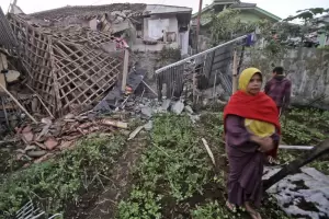 Un terremoto de 5,6 grados golpe Indonesia y caus 162 muertos y 326 heridos