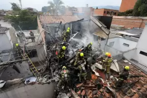 Terrible accidente areo: una avioneta cay en un barrio residencial y dej ocho muertos