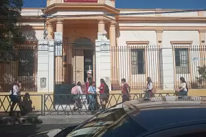 Los chicos llegaron a la escuela tras el partido y al mal humor se sum el caos del trnsito
