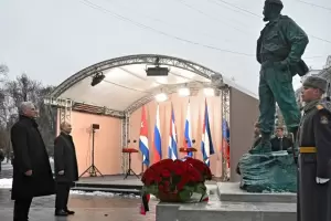 Tres metros de bronce y casi 350.000 dlares: Vladimir Putin inaugur una estatua de Fidel Castro en Mosc