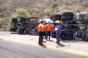 Tras el vuelco de un camin YPF en La Cbila, contina cerrado el paso