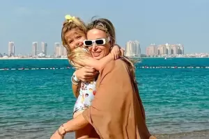 Jesica Cirio desat una ola de crticas por besar en la boca a su hija en las playas de Qatar