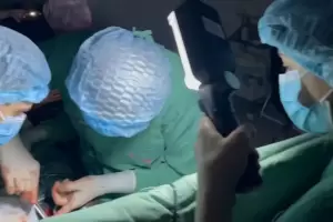 Cirujanos ucranianos debieron realizar una ciruga con una linterna tras un apagn por un ataque ruso