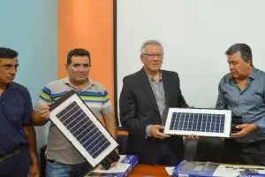Firmaron convenio para desarrollo tecnolgico y entregaron lmparas solares en Huillampima