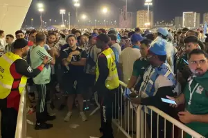 Hinchas argentinos intentaron colarse al estadio Lusail y se enfrentaron con la polic�a