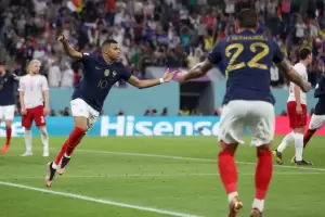 Francia venci a Dinamarca con goles de Mbapp y es el primer clasificado a octavos de final