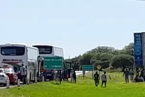 Aficionados de Policial fueron retenidos en Lavalle por la polica de Santiago del Estero