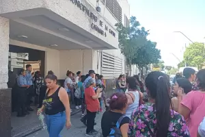 Nueva protesta frente a la comuna capitalina: reclamaron trabajo y denunciaron bajas en becas