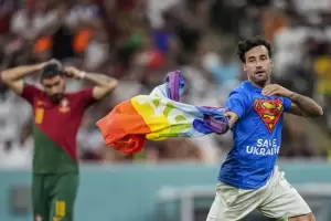 Mxima tensin en el partido Portugal-Uruguay: un hincha ingres a la cancha con una bandera LBGT