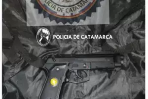 Arrestaron a un hombre por amenazar a una familia con una rplica de arma de fuego