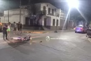 Un adolescente choc una moto y termin lesionado