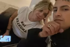 Wanda y L-Gante confirmaron su romance: se besaron y una cmara los sorprendi en un auto