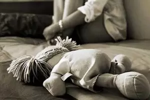 Un abuelo fue denunciado por abusar de su nieta cuando lo acompaaba a tirar la basura