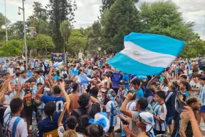 Caravana, espumas y cantos: As se vivi el festejo por el triunfo de Argentina