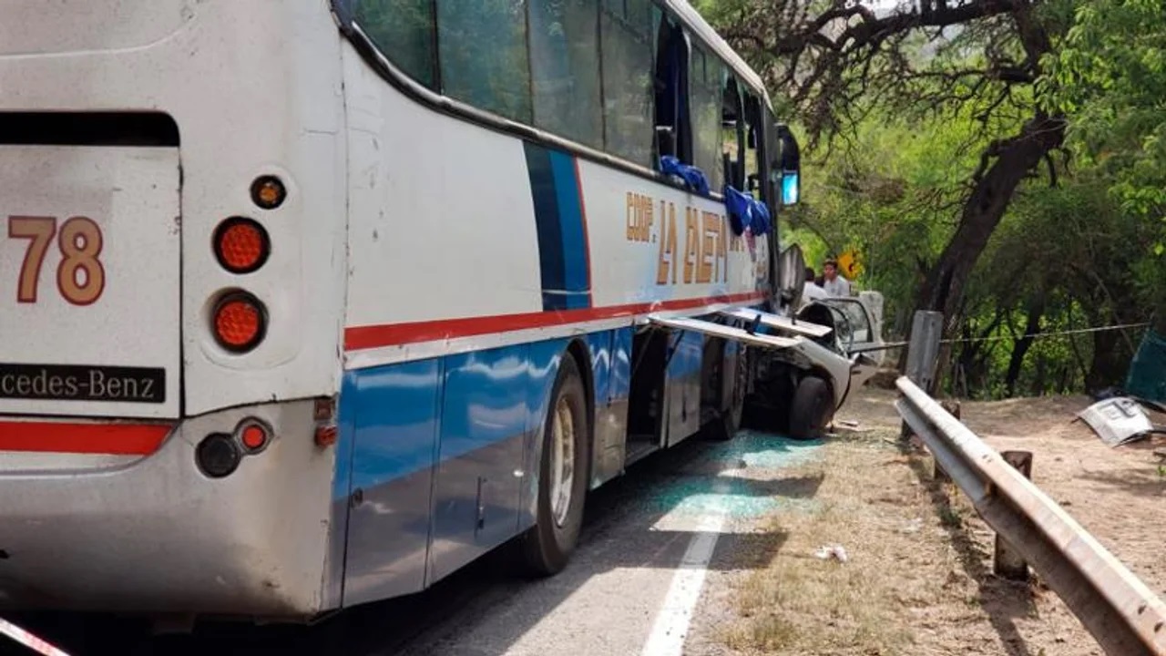 Cuatro muertos y siete heridos tras el choque de un colectivo y un auto ...