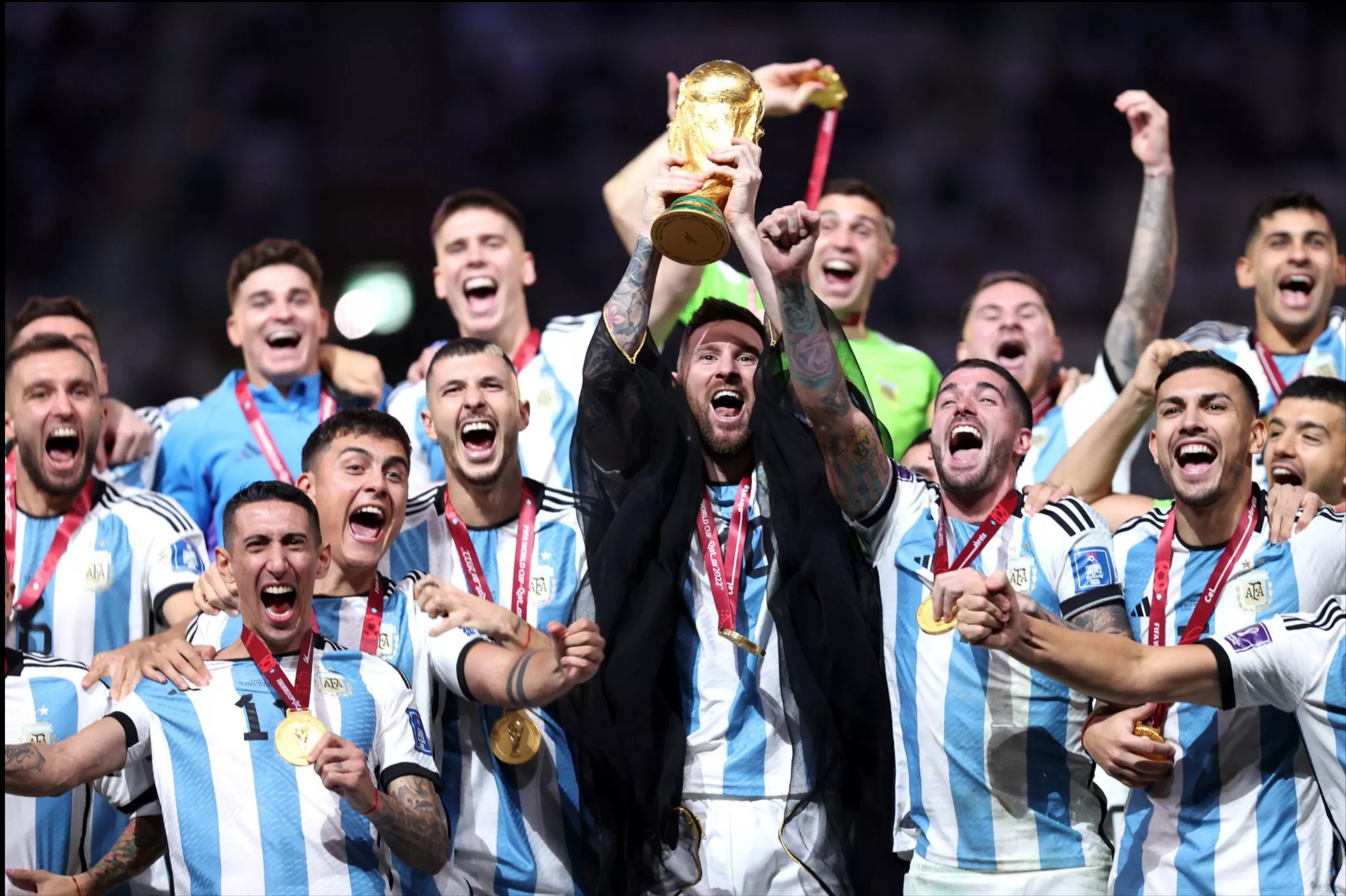 Награды финала. Месси Аргентина 2022 с Кубком. Сборная Аргентины финал 2022. Месси чемпион 2022.