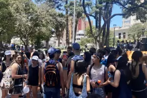 Arranc el Banderazo de las Promos 2022 y 2023 en la Plaza 25 de Mayo y la Alameda