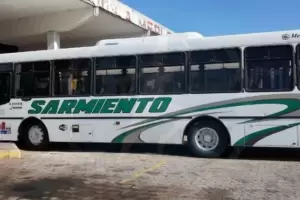 Una mujer le sac� el arma a un polic�a y le gatill� para matarlo adentro de un colectivo