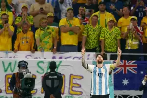 As� fue el incre�ble gol de Messi ante Australia tras superar una "barrera" de siete hombres