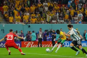 El "atajadazo" de "Dibu" Mart�nez que se grit� como un gol: tap� un mano a mano clave que sell� la victoria