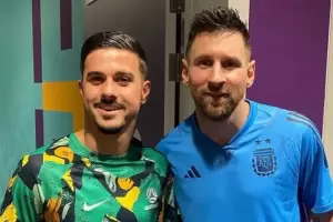 Lo aman: Los futbolistas de Australia le pidieron una foto a Messi en los vestuarios
