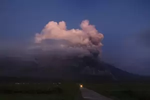 Alerta mxima y 2.000 evacuados por la erupcin de un volcn en Indonesia