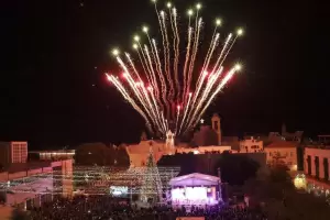 Beln encendi el rbol de Navidad de la Plaza del Pesebre esperando a 100 mil turistas