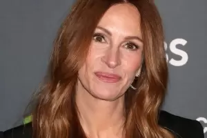 Julia Roberts homenaje a George Clooney con un vestido lleno de fotos de l