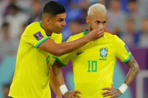 Casemiro le dio una sustancia a Neymar en medio de la goleada de Brasil y la imagen se viraliz�