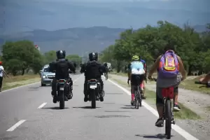 Peregrina santiaguea accidentada: cay de su bicicleta y fue internada