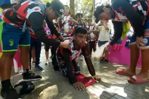 Peregrino santiagueo hizo 18 cuadras arrodillado cumpliendo una promesa a la Virgen