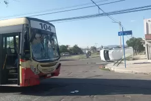 Un colectivo embisti una combi y provoc un vuelco: cuatro personas fueron trasladas al hospital