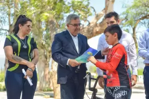 Entregaron elementos deportivos a escuelas sociales y aportes econmicos a deportistas