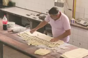 En su niez peda comida y ahora tiene una panadera en la que ayuda a los jubilados
