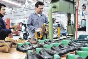 El Gobierno insiste en los acuerdos de precios y ahora negocia con la industria de calzado