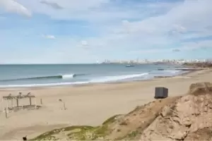 Macabro hallazgo: un turista encontr el cuerpo de un hombre en la playa e investigan si fue asesinado