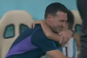 Ian, el hijo de Lionel Scaloni, se meti� a la cancha y rompi� en llanto al abrazar a su pap� tras el triunfo