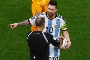 La dura cr�tica de Messi y Dibu Mart�nez al espa�ol Mateu Lahoz: "La FIFA no puede poner un �rbitro as�, es el peor de la Copa"