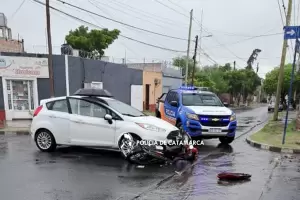 Una motociclista result lesionada tras chocar con un automvil