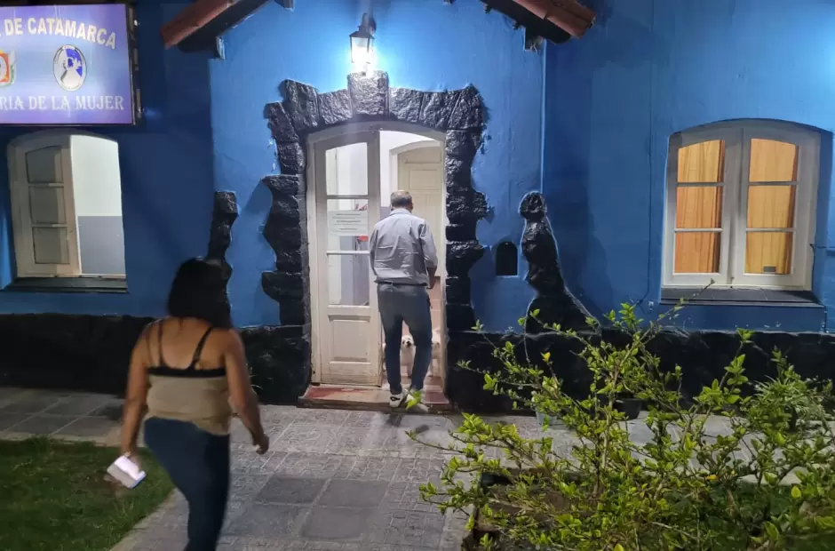El personal policial y judicial arrib a la Comisara de la Mujer para la indaga