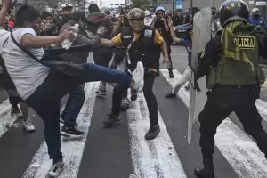 Rutas y aeropuertos bloqueados, protestas y el llamado a una huelga conmueven a Per