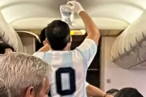Un mdico salv la vida de un turista en pleno vuelo, durante el partido de Argentina vs. Pases Bajos
