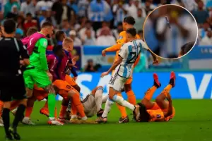 Una imagen publicada por el fotgrafo de la Seleccin advierte una agresin del banco de Pases Bajos a Nahuel Molina