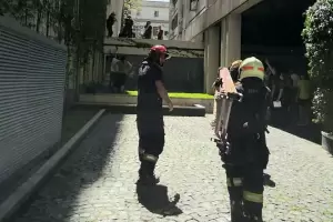 Intentaba escapar de un hombre que la haba amenazado y cay al vaco desde un cuarto piso