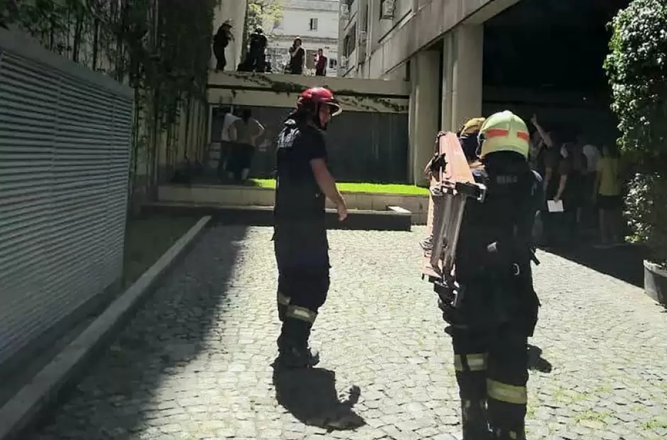 Intentaba escapar y cay al vaco desde un cuarto piso.