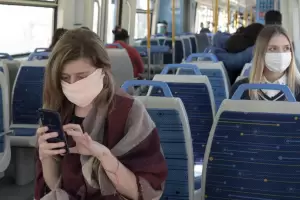 Ante la suba de casos, Salud volvi a recomendar el tapaboca en espacios cerrados y en el transporte