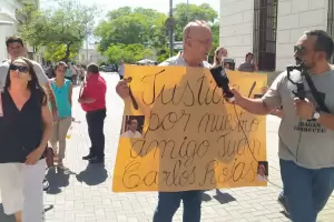 Amigos de "Rojita" marcharon pidiendo que se separe al fiscal de la causa y ofrecieron una recompensa de $200 mil