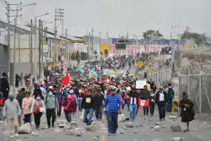 Manifestantes tomaron el aeropuerto de Arequipa y exigen la renuncia de Dina Boluarte